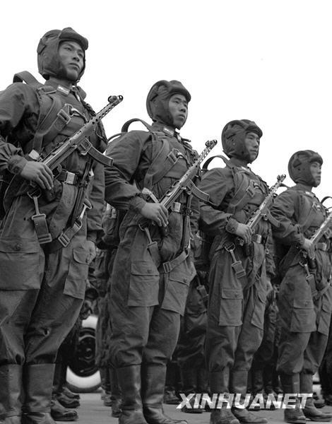 中国空军军服图片_中国人民解放军军服发展历程_开国大典49式军服介绍