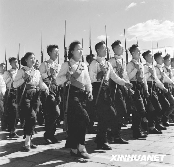 中国人民解放军军服发展历程_开国大典49式军服介绍_中国空军军服图片