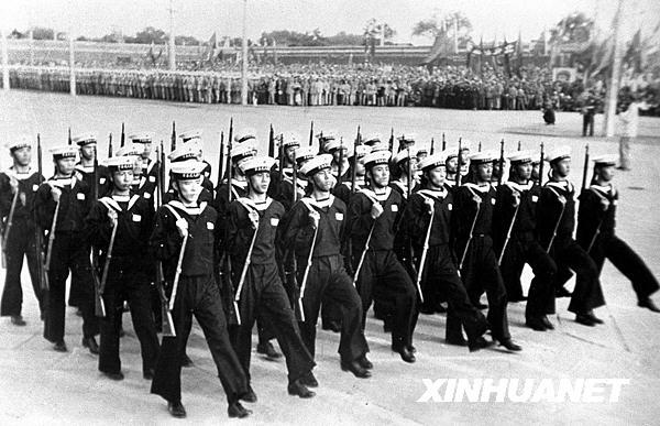 中国人民解放军军服发展历程_中国空军军服图片_开国大典49式军服介绍