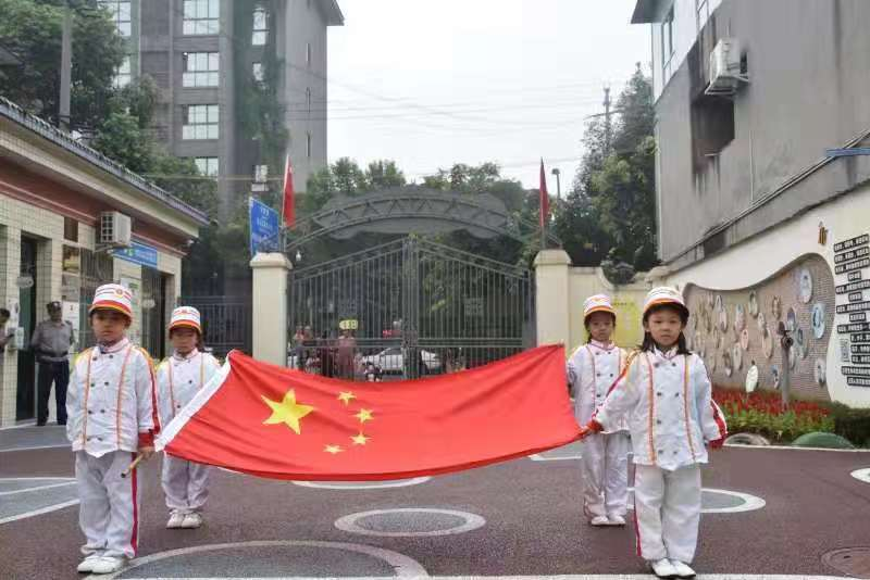 幼儿园我的成长_彭山区幼儿园开学典礼 五星红旗伴我成长 安全疏散演练