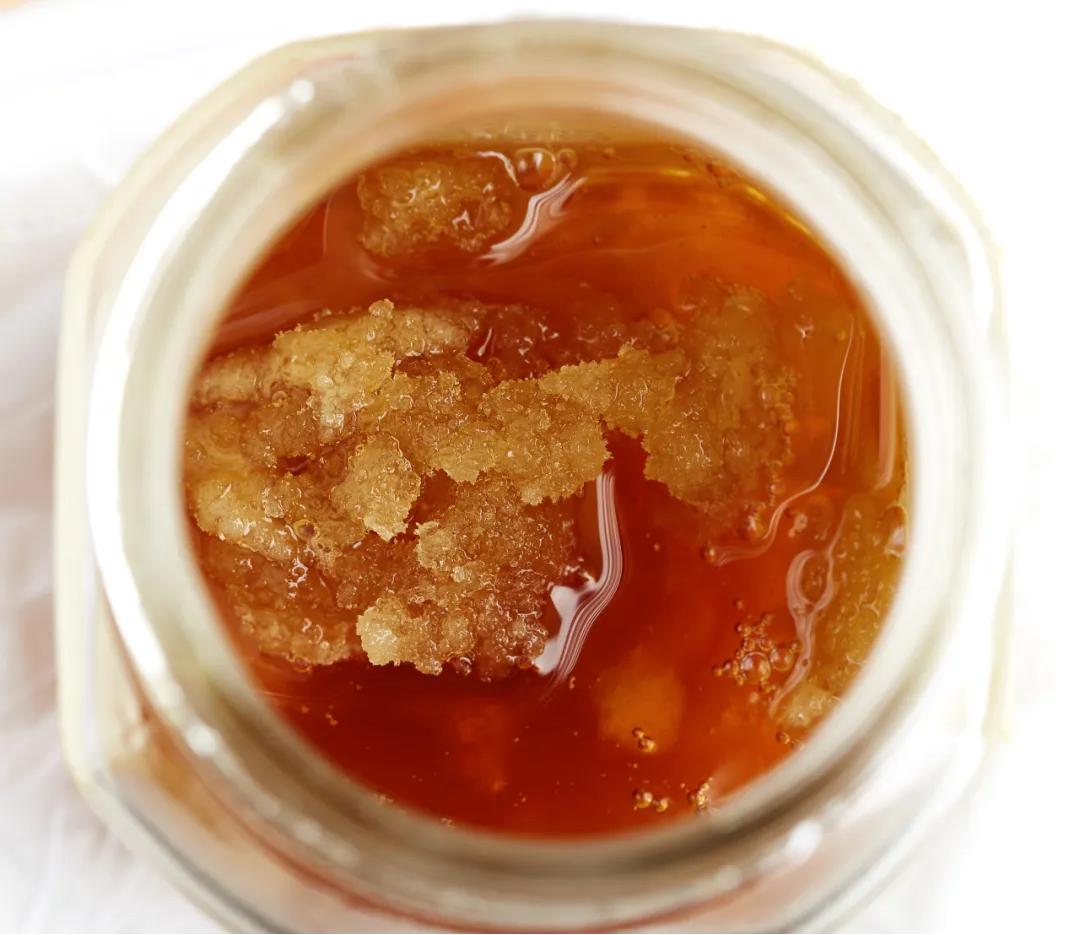 有结晶的蜂蜜是真的吗_香蕉皮发黑是否还能吃_食物外观判断食品安全