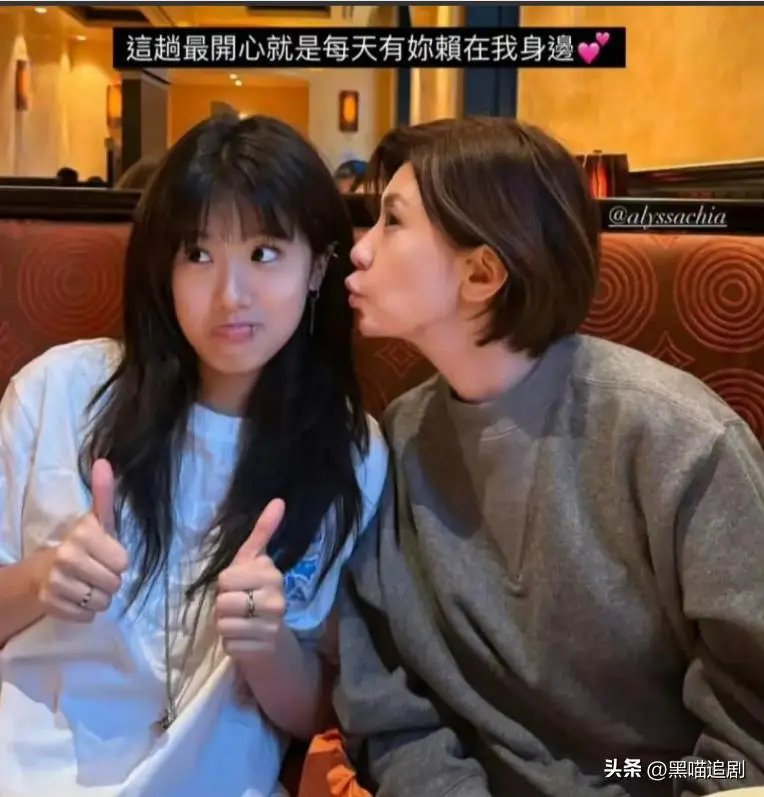 贾静雯 大女儿_贾静雯上海母女时尚街拍_梧桐妹前卫穿搭风格
