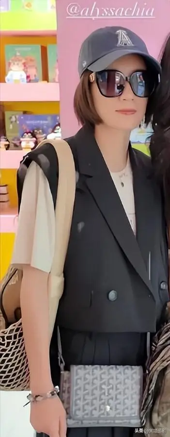 贾静雯上海母女时尚街拍_梧桐妹前卫穿搭风格_贾静雯 大女儿