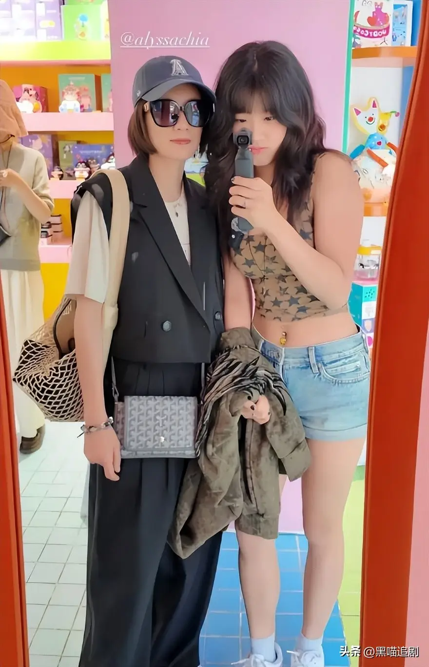 贾静雯上海母女时尚街拍_梧桐妹前卫穿搭风格_贾静雯 大女儿