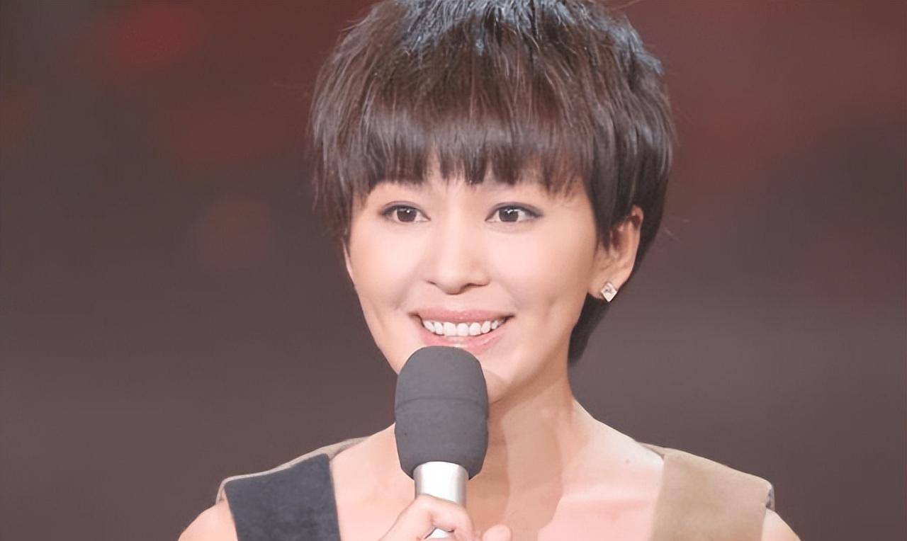 欧阳夏丹 新闻联播 消失原因_操央视主持人欧阳夏丹
