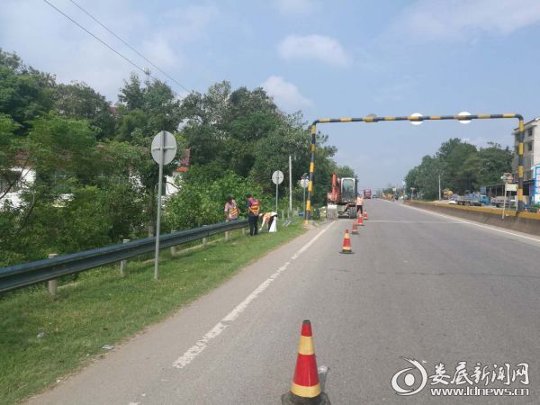 S312线波形梁钢护栏安装_娄底市经济开发区路段安全防护设施整改_塑钢护栏施工方案