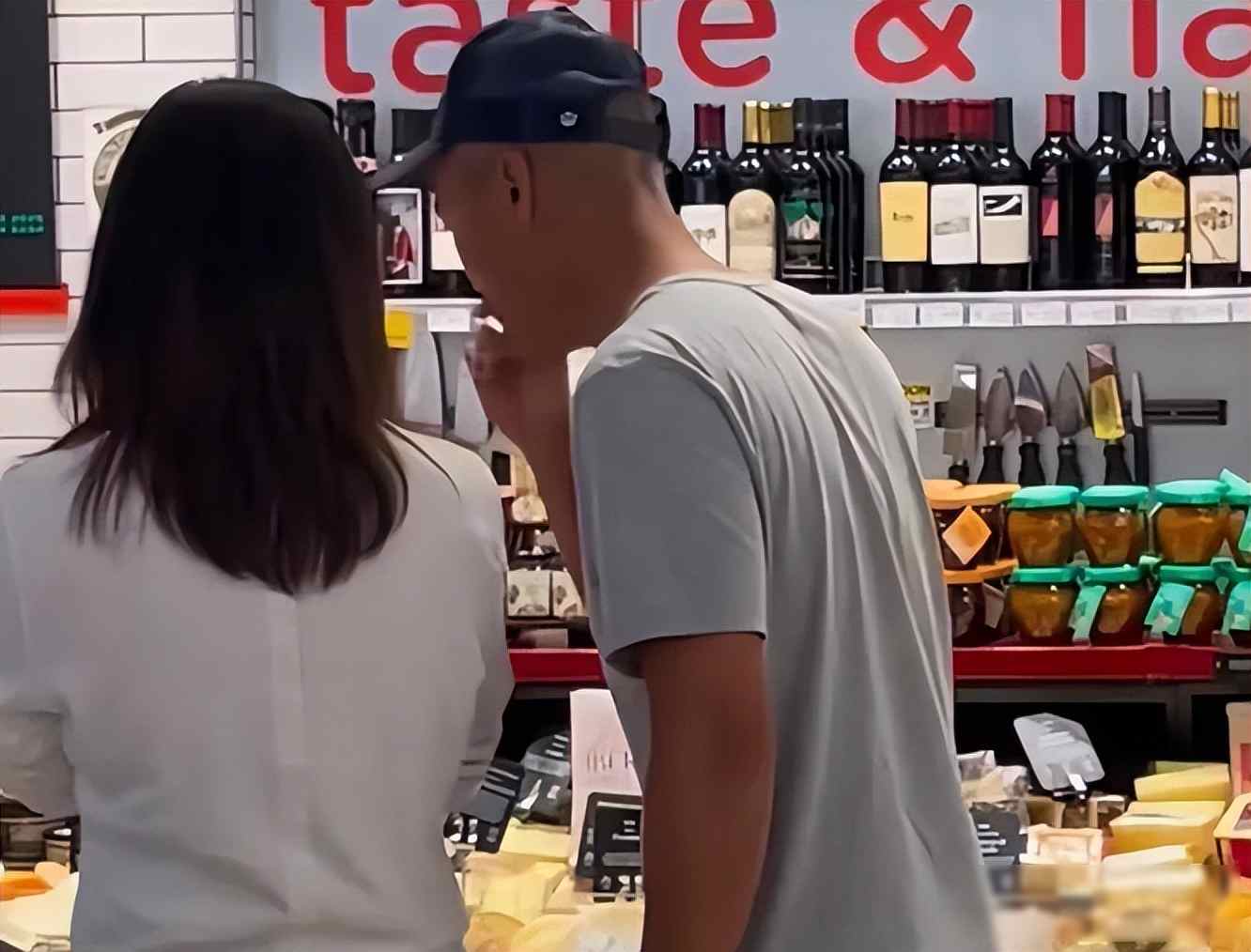 中年女星真实活法_素颜徐静蕾超市偶遇_徐静蕾 开啦街拍