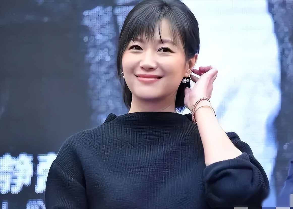 徐静蕾 开啦街拍_中年女星真实活法_素颜徐静蕾超市偶遇