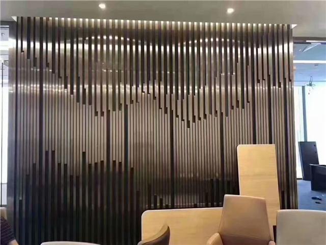 自然木天花吊顶KTV装饰_临沂竹纤维集成墙板自然木方通_生态木墙板安装