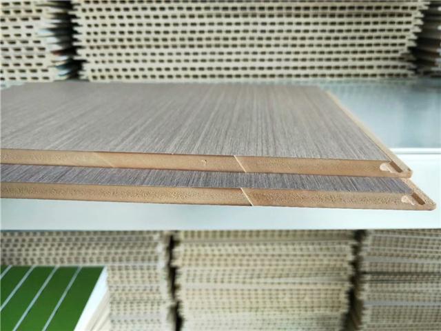 自然木天花吊顶KTV装饰_临沂竹纤维集成墙板自然木方通_生态木墙板安装