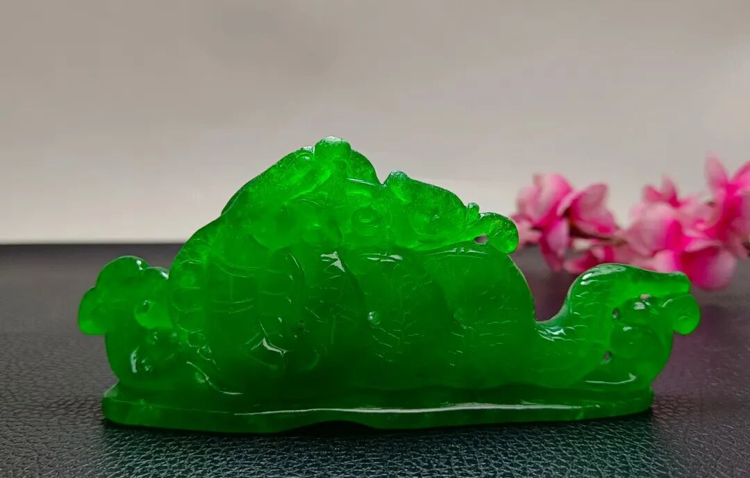 家庭陶瓷摆件工艺品_清代顶级龙石种祖母绿翡翠摆件_龙石种祖母绿翡翠摆件鉴赏