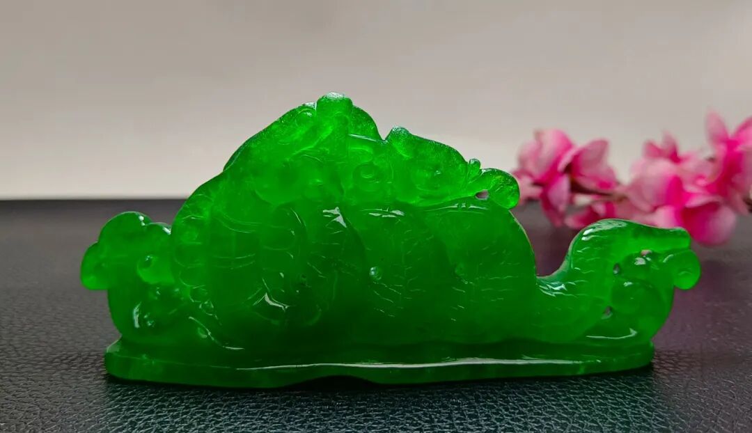 龙石种祖母绿翡翠摆件鉴赏_家庭陶瓷摆件工艺品_清代顶级龙石种祖母绿翡翠摆件