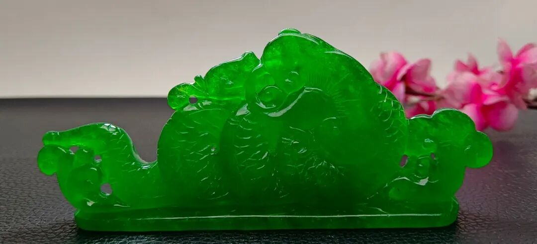 家庭陶瓷摆件工艺品_龙石种祖母绿翡翠摆件鉴赏_清代顶级龙石种祖母绿翡翠摆件