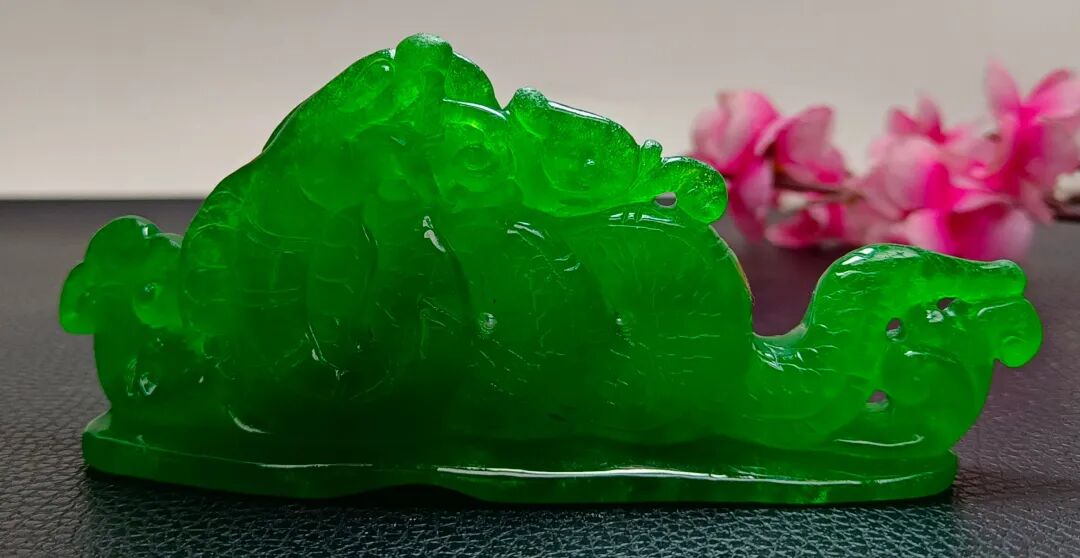 龙石种祖母绿翡翠摆件鉴赏_家庭陶瓷摆件工艺品_清代顶级龙石种祖母绿翡翠摆件