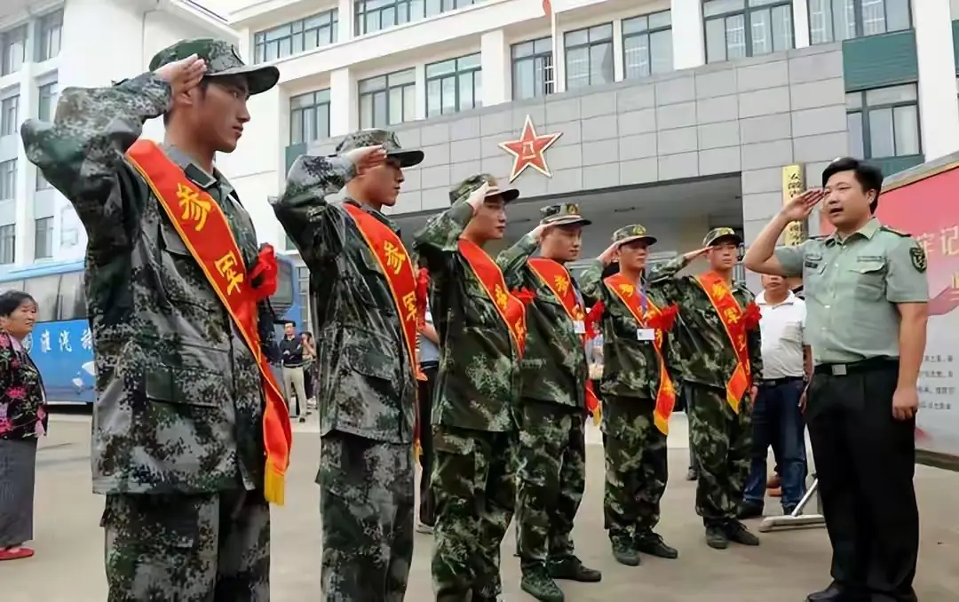 大学毕业再参军_现在当兵有什么要求_大一在校生参军