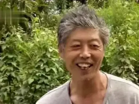 农村老大爷用一条虫换一斗米, 一天最多能赚几千块钱, 这是啥虫子