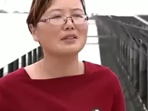 大姐在水库上除了养鱼还有一份收入, 真是人才中的奇才