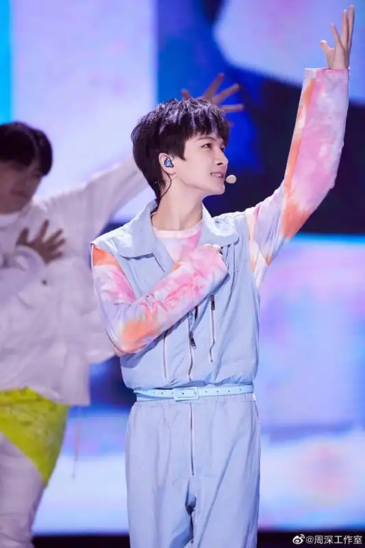 周深被伴舞“遛”到破防_周深创造营2021主题曲_周深一起闯唱跳表演