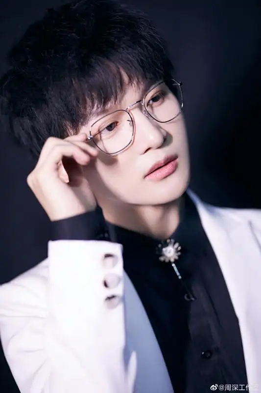 周深一起闯唱跳表演_周深被伴舞“遛”到破防_周深创造营2021主题曲