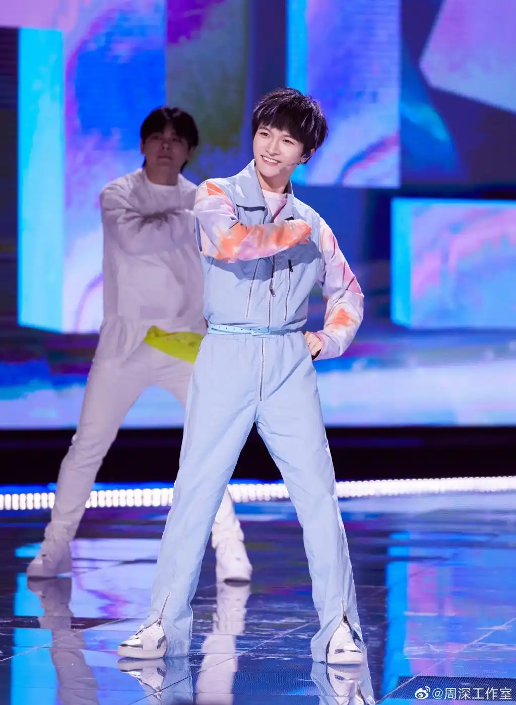 周深被伴舞“遛”到破防_周深创造营2021主题曲_周深一起闯唱跳表演
