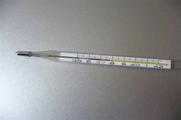 水银体温计使用注意事项_水银体温计摔碎了怎么办_体温计放了十几年可以用吗