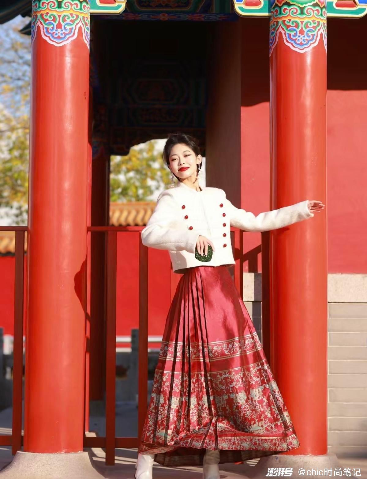 龙年改良款马面裙穿搭_冬季红色大衣搭配图片_新年红色系马面裙