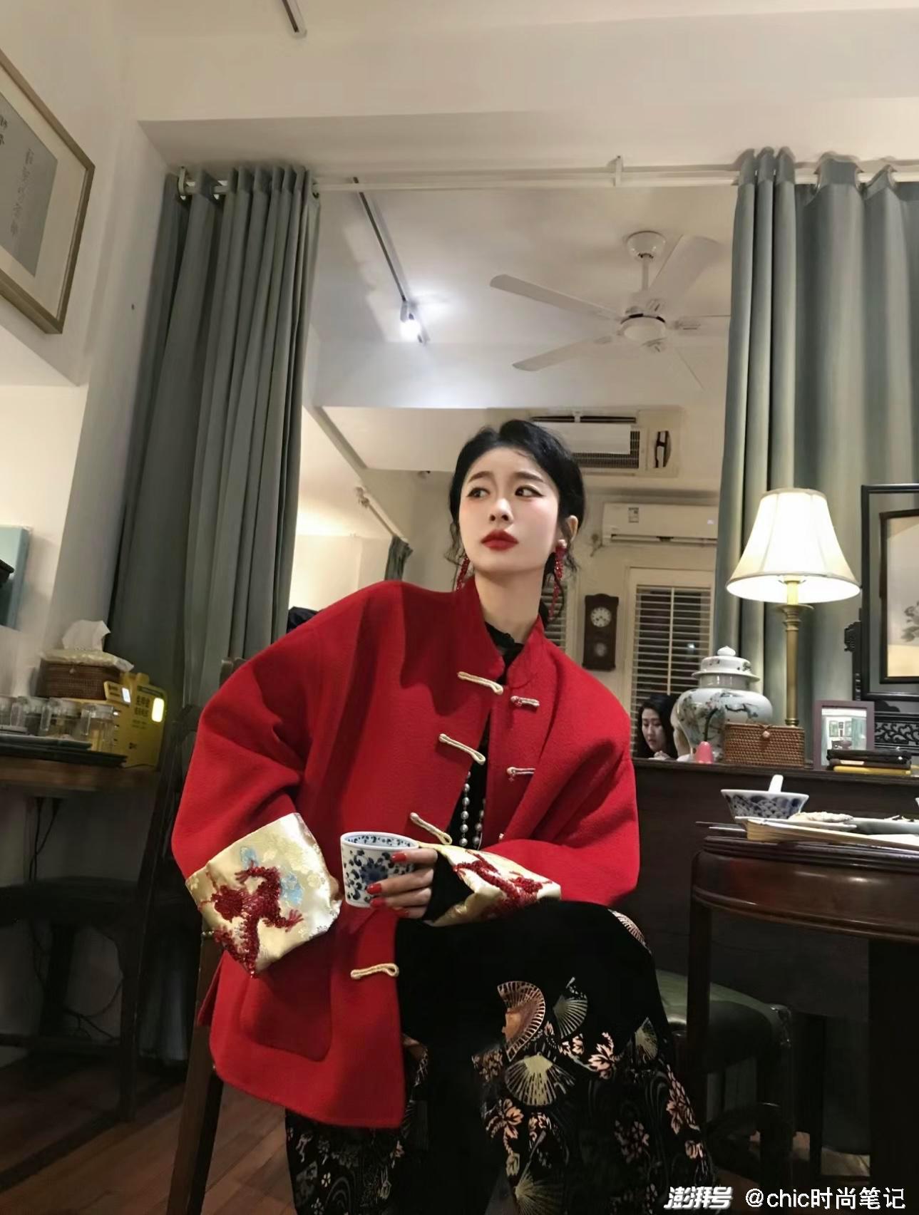 冬季红色大衣搭配图片_新年红色系马面裙_龙年改良款马面裙穿搭