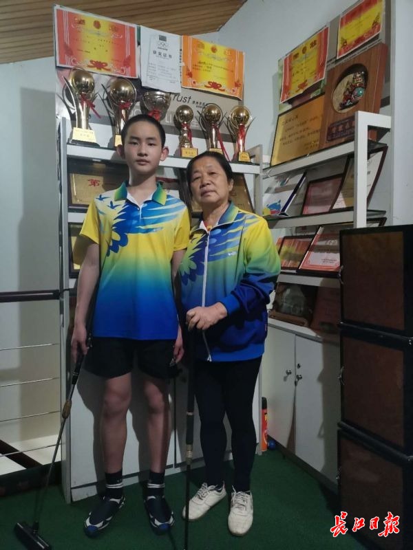 武汉门球少年闭眼打球_门球健将 电影_居家门球运动推广