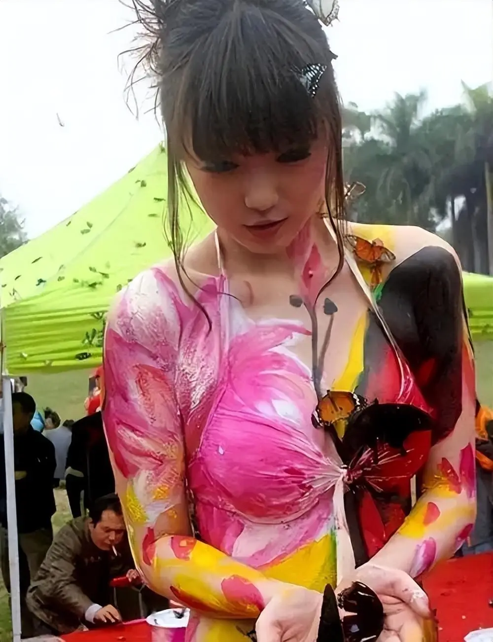 张筱雨人体艺术写真集_张筱雨魅惑人体艺术岜东文化_张筱雨从裸模到美食博主的转型