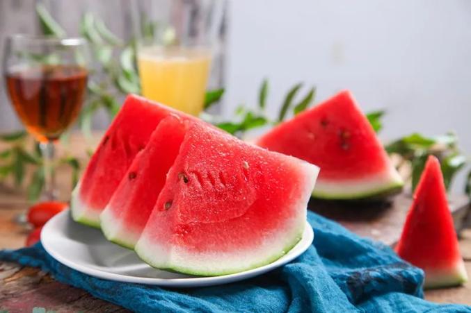 西瓜皮擦脸有什么好处_西瓜性寒解热功效_西瓜健康食用方法