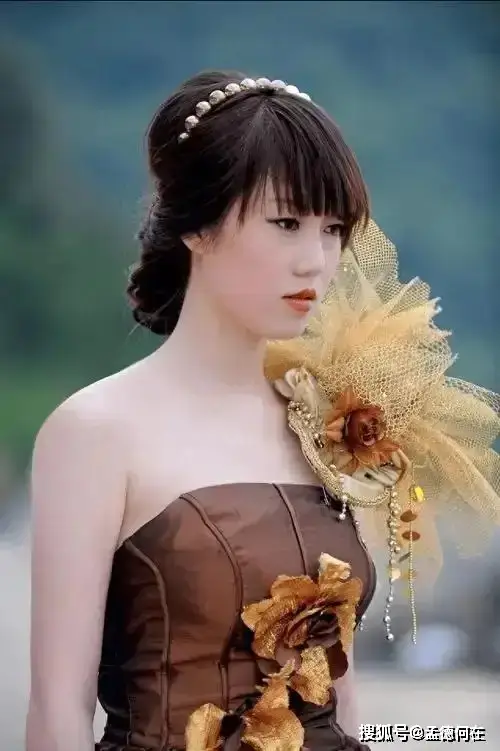 张筱雨人体写真艺术伦理争议_张筱雨魅惑人体艺术岜东文化_张筱雨转型美食博主经历分享