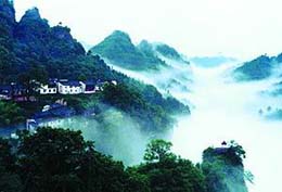 齐云山生态文化旅游区_齐云山恐龙化石_齐云山丹霞地貌