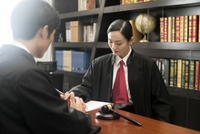 本人在国外,身份证到期怎么更换?
