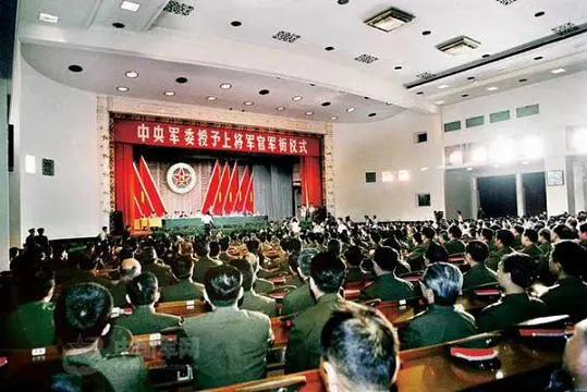 中国人民解放军衔级制度_新修订国防法_武警中尉是什么级别