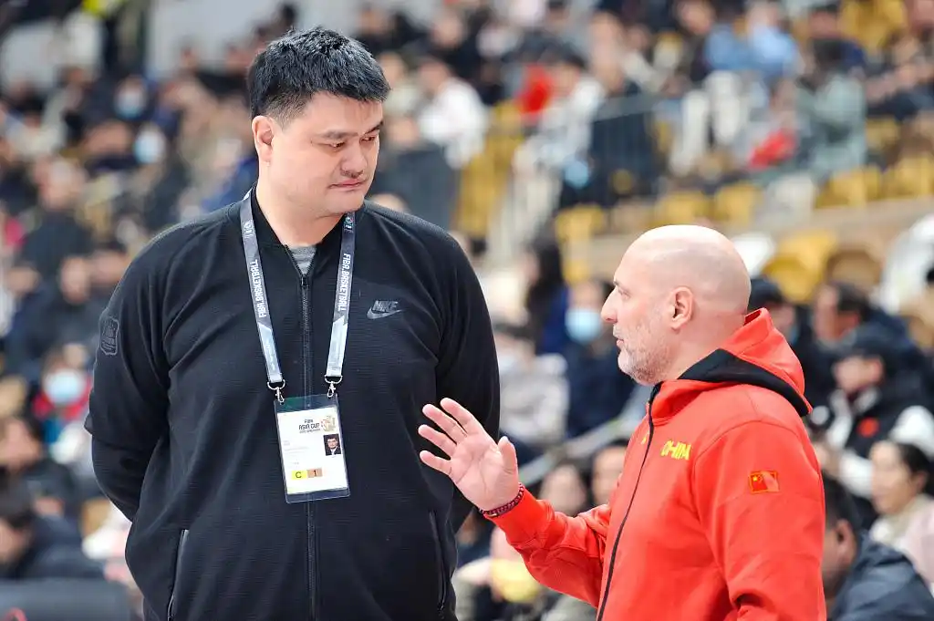 杨瀚森到达北京 连续上演四记爆扣_杨瀚森表现分析_中国男篮杨瀚森国家队首秀