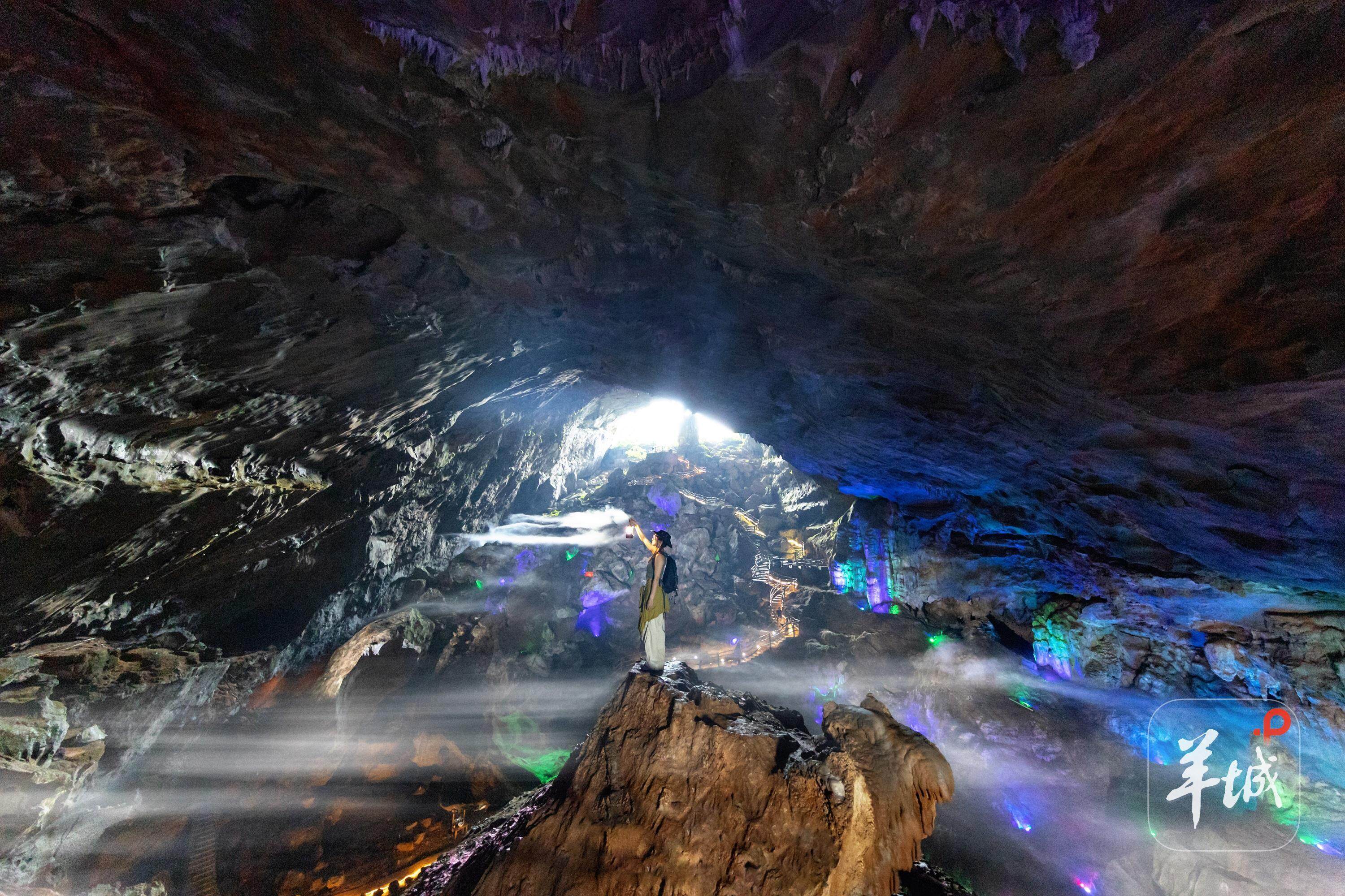 游连州地下河作文_广东人避暑新天地_连州地下河冰沁蓝河道