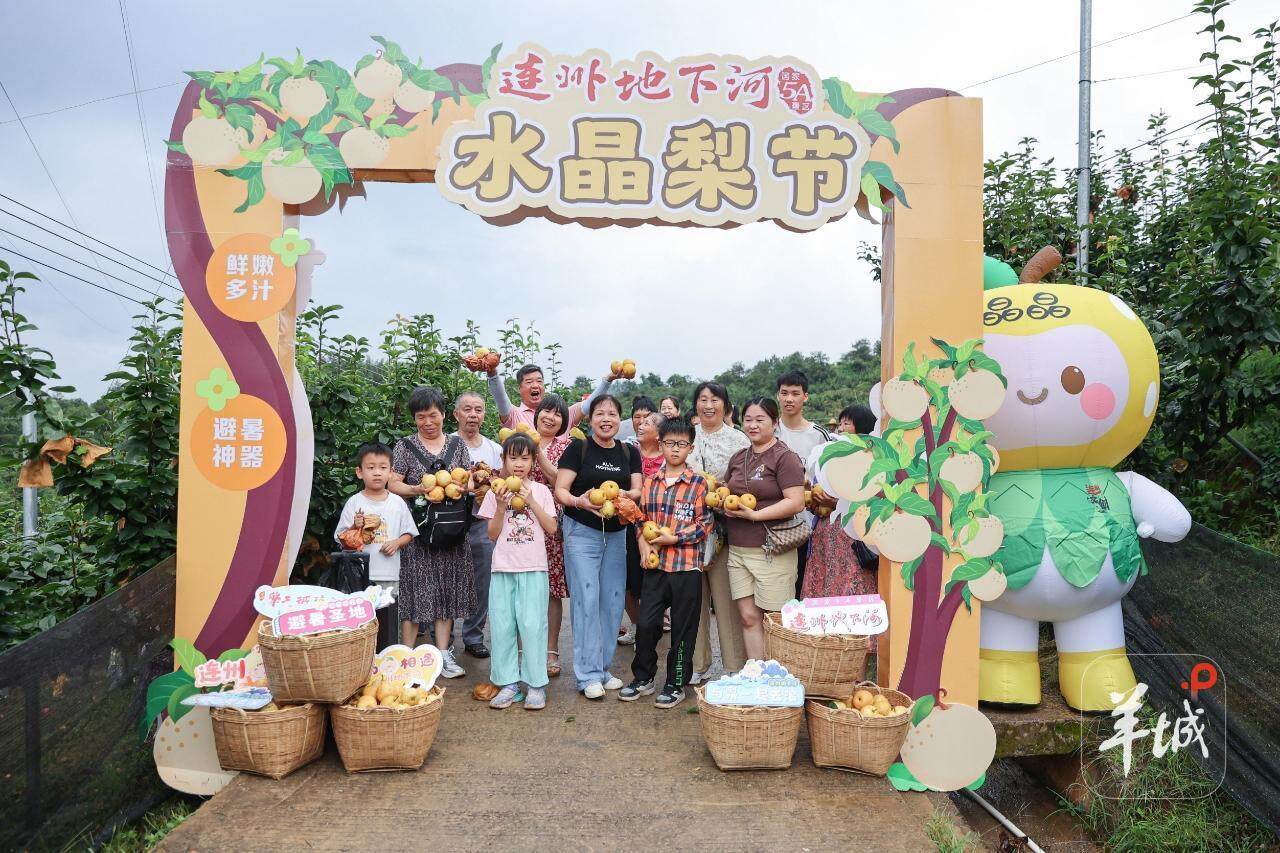 广东人避暑新天地_连州地下河冰沁蓝河道_游连州地下河作文