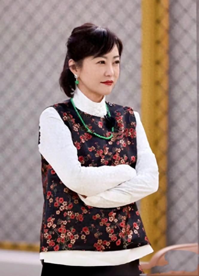 郝蕾新中式穿搭_郝蕾印花马甲阔腿裤_时尚连衣裙秋两件套