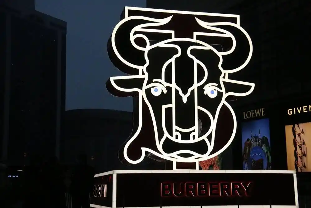 burberry london 产地_Burberry TB标志更换 品牌形象尴尬 人事变动频繁 奢侈品业绩低靡