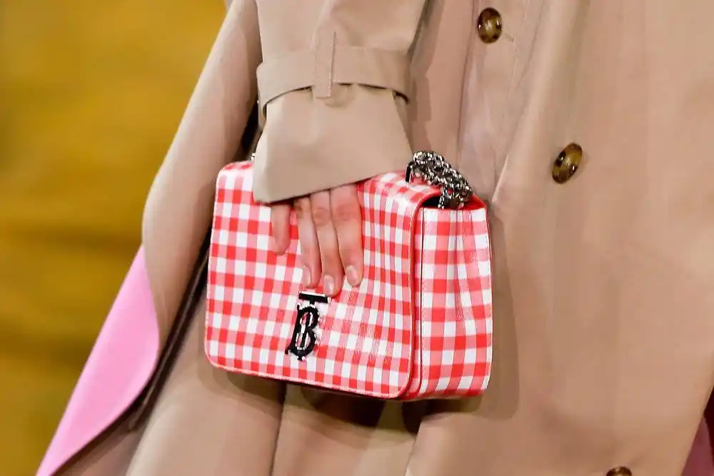 burberry london 产地_Burberry TB标志更换 品牌形象尴尬 人事变动频繁 奢侈品业绩低靡