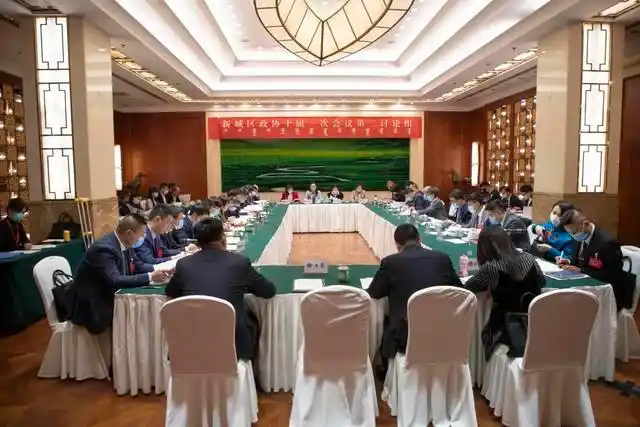 政协分组讨论发言_政协新城区第十届委员会第一次会议_委员讨论履职尽责
