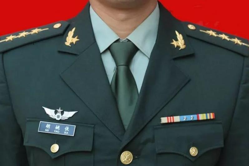 解放军军官级别资历章详解_识别解放军资历章_武警中尉是什么级别