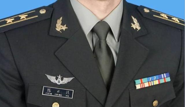 解放军军官级别资历章详解_识别解放军资历章_武警中尉是什么级别