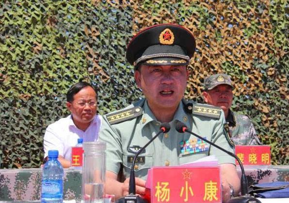 识别解放军军官军衔_武警中尉是什么级别_人民军队军衔制度