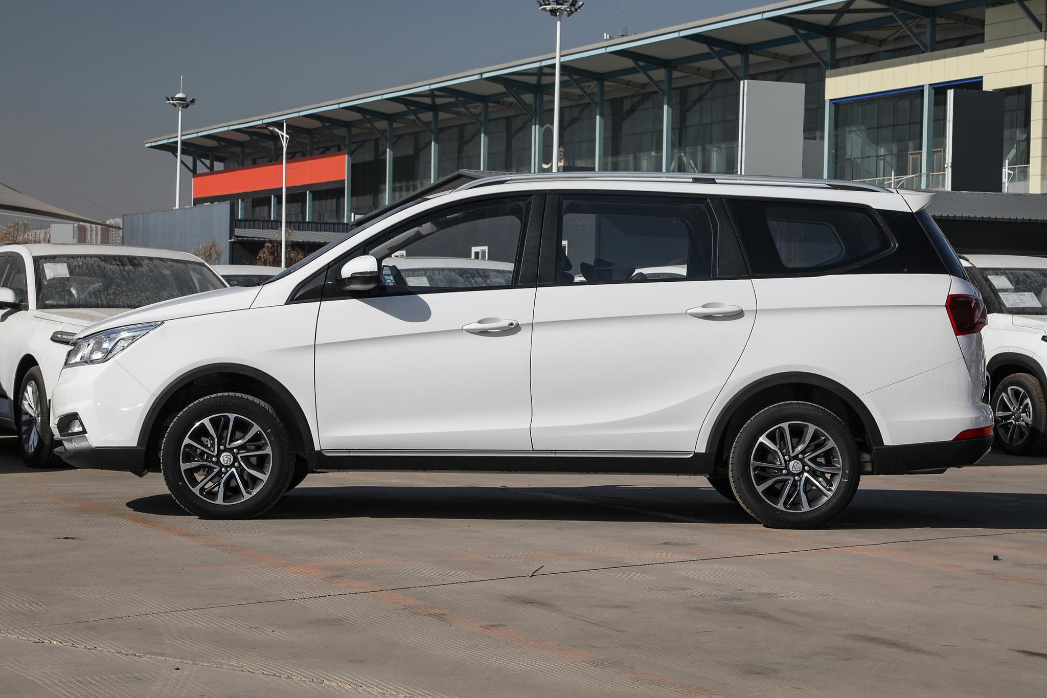 家用MPV车型宝骏730评测_宝骏mpv_宝骏730 2021款 1.5T 手动时尚型 7座