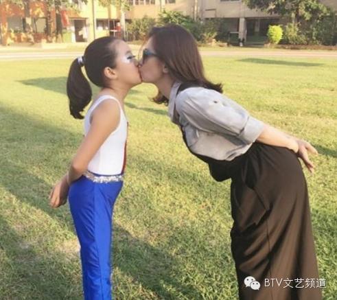 贾静雯小女儿咘咘微博曝光_贾静雯和修杰楷幸福生活_贾静雯小女儿