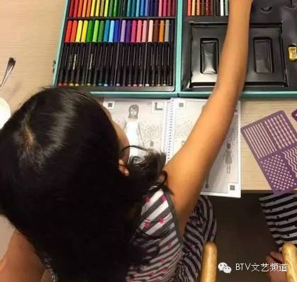 贾静雯小女儿咘咘微博曝光_贾静雯小女儿_贾静雯和修杰楷幸福生活
