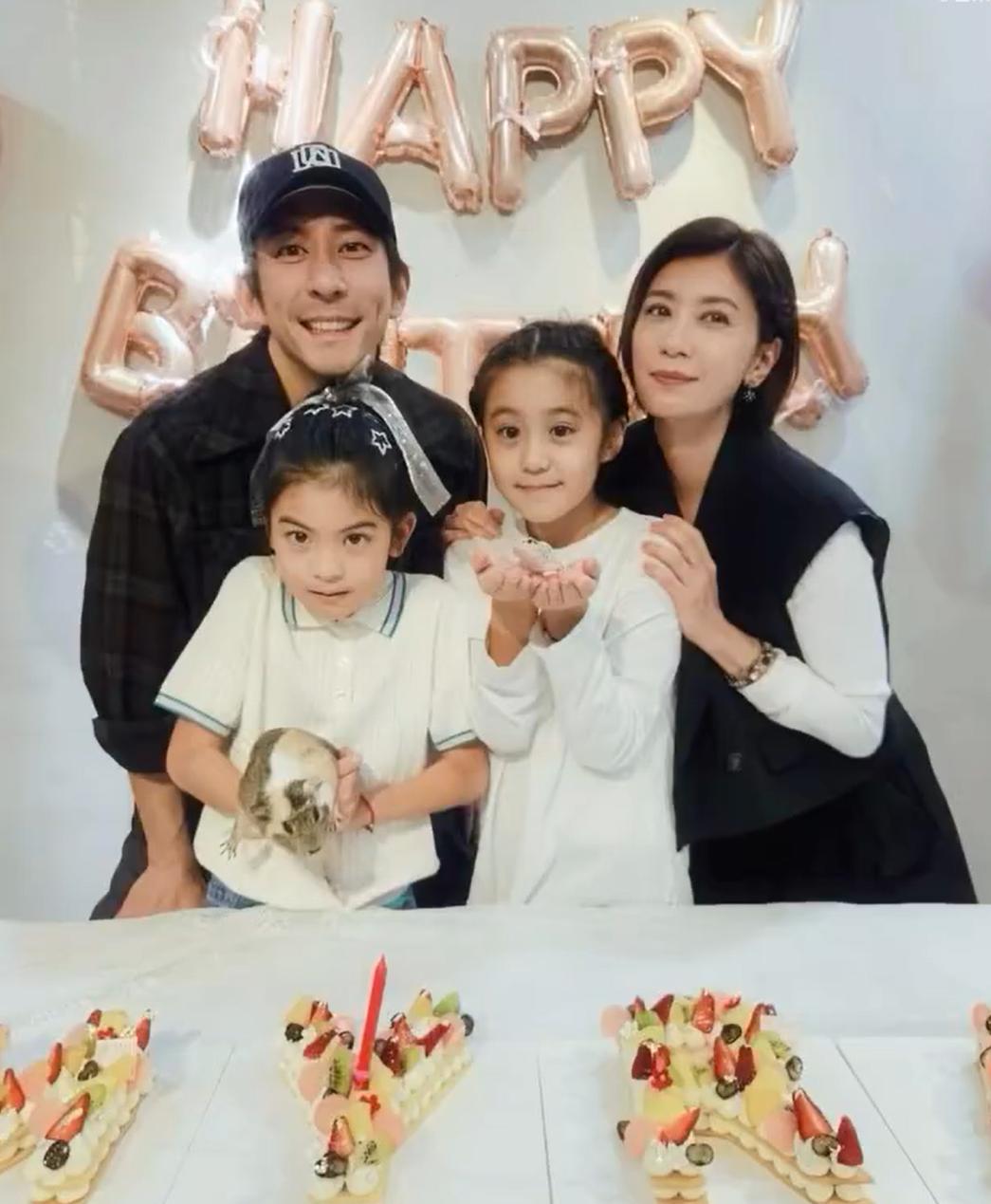 贾静雯修杰楷一家四口合照_贾静雯小女儿_贾静雯波妞庆生照