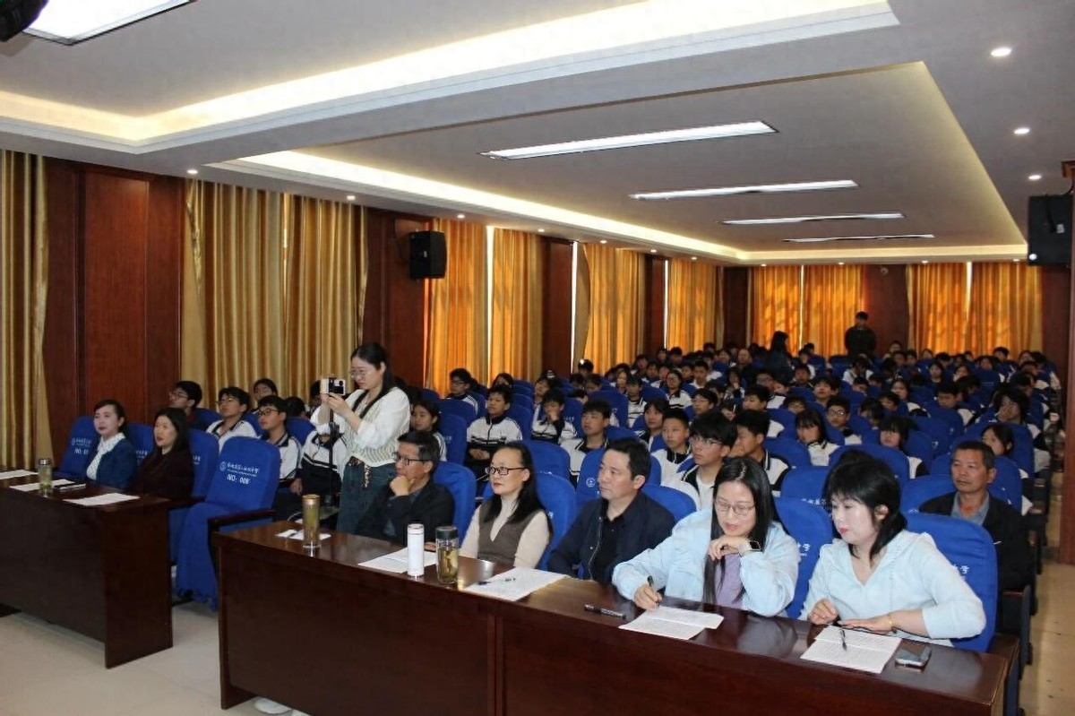 固始二中阅读比赛_书香校园建设_初中班级读书活动计划