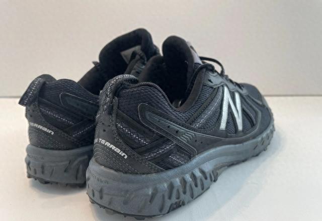 全黑鞋通勤选择_耐穿黑色运动鞋推荐_哪个牌子的鞋子会发光